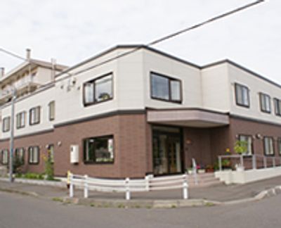 落ち着いた外観の建物