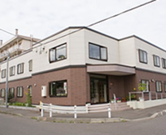 落ち着いた外観の建物