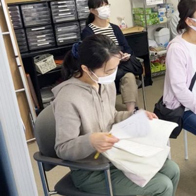資料を手にする利用者たち