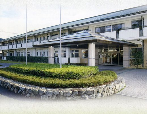 庭が広がるエントランス