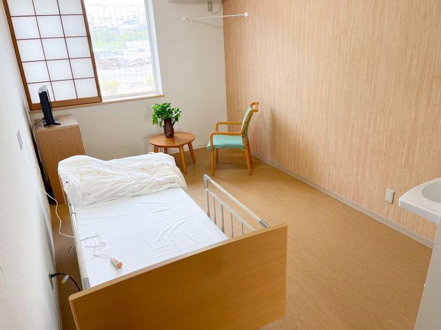 シンプルな居室 居室 温かみのある自然光が入る落ち着いた居室です。ベッド横にはリラックスできるスペースがあります。