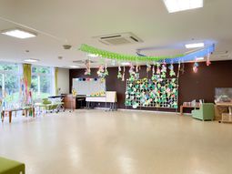 飾り付けのある室内