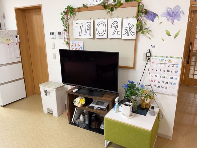 くつろぎの共有スペース リビング テレビや植物が配置されたリビングです。リラックスできるアットホームな空間になっています。