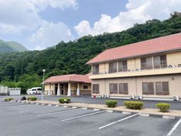 緑に囲まれた建物外観
