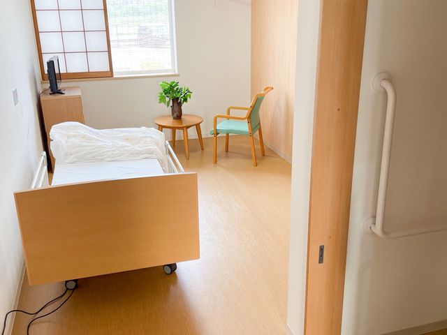 明るい洋室 居室 自然光が優しく差し込む居室です。快適な空間で、心地よい時間を過ごせます。