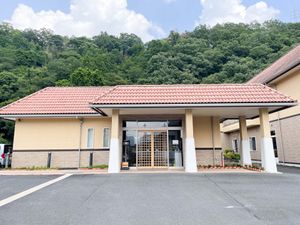 緑に囲まれた建物外観  