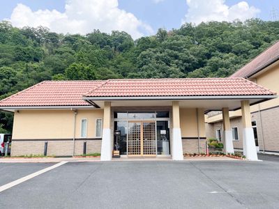 緑に囲まれた建物外観  