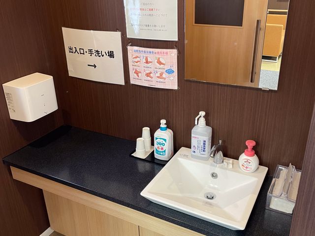 温かな手洗い場 洗面台 手洗い場は、清潔感が溢れており、使いやすさが考慮されています。感染予防にも安心できます。