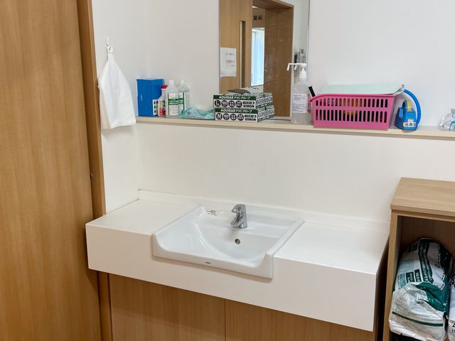 使いやすい洗面台 洗面台 清潔感のある洗面台です。必要な道具がすぐ手に取れるように配置されています。