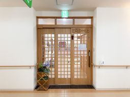 優雅なデザインの扉