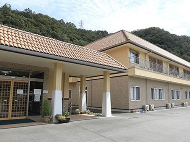 暖かな雰囲気の建物外観 外観 緑に囲まれた静かな環境で、落ち着いた雰囲気の建物です。自然の中で穏やかな時間が流れます。