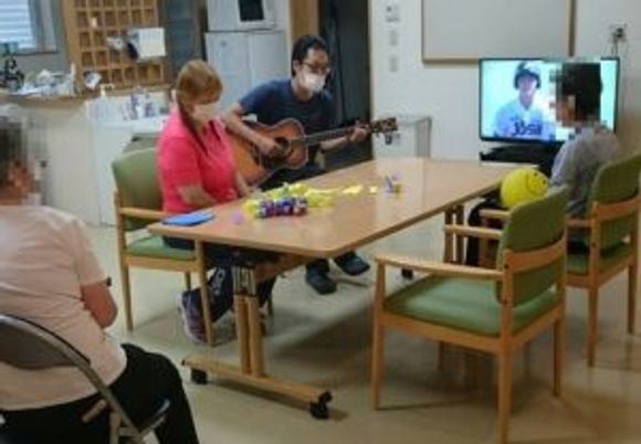 みんなで楽しむ様子リビング  