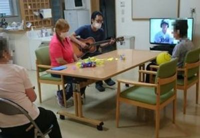 みんなで楽しむ様子リビング