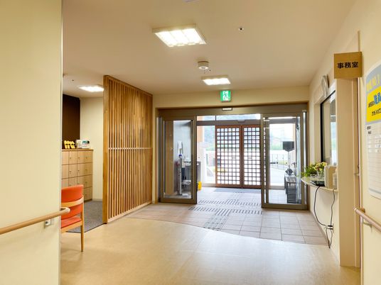 出入口付きのロビー