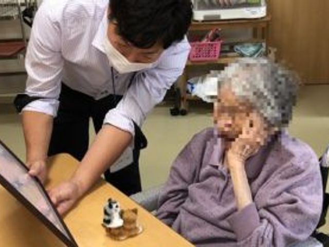 家族的な交流の様子 スタッフイメージ 日常の一コマで、スタッフが優しくサポートしています。家族のような温かい雰囲気が魅力です。