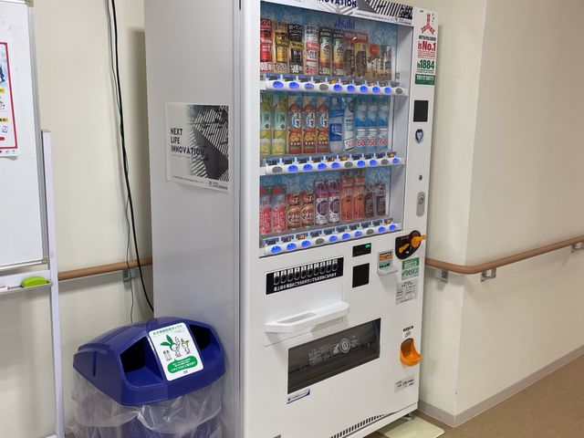 自動販売機の設置場所 廊下 飲み物の購入が可能な自動販売機は、通りがかりに便利な位置に設置されています。