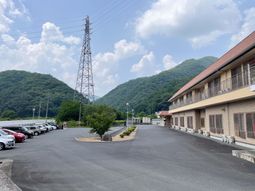 駐車場と建物外観