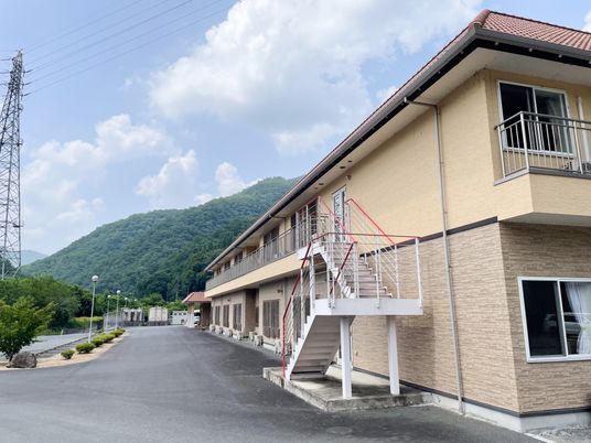 緑豊かな施設の外観