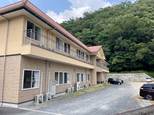 山に面した外観