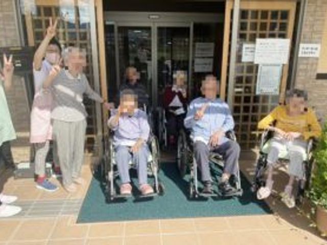 安心の出入口 エントランス 車椅子がスムーズに通れる広い出入口です。明るい日差しが入る快適な環境です。