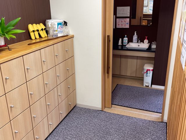 トイレ前の空間 トイレ 清潔感のあるトイレの入口です。スリッパと消毒用品が完備されており、衛生管理が行き届いています。