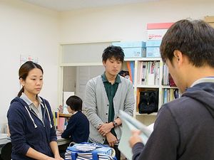 職員が話し合う休憩室  