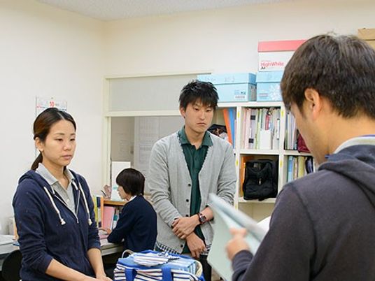 職員が話し合う休憩室  