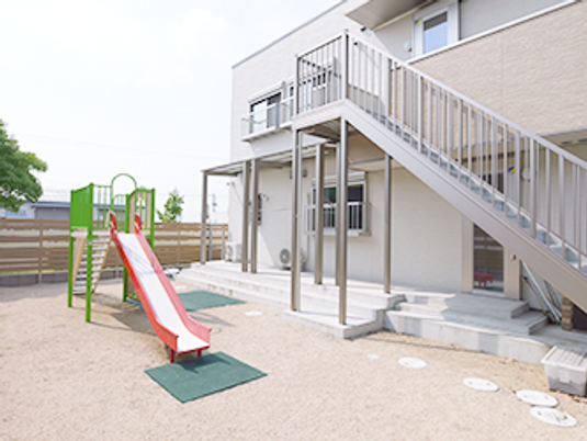 遊具のある中庭  