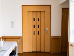 木目調のエレベーター  
