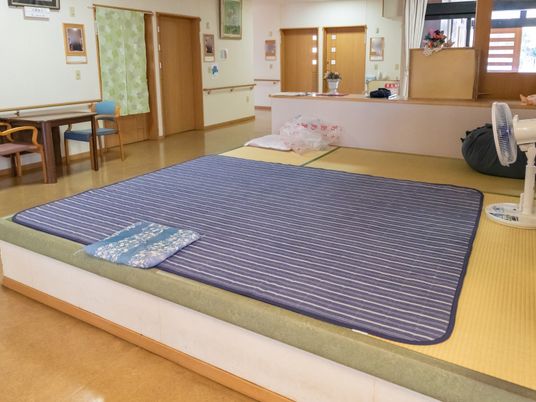 暖かい雰囲気の和室