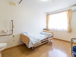 明るい個室の居室