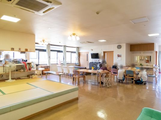 広々とした明るい食堂