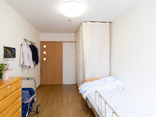 居室の一角と寝具