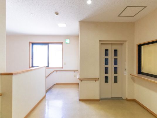 明るい廊下の角