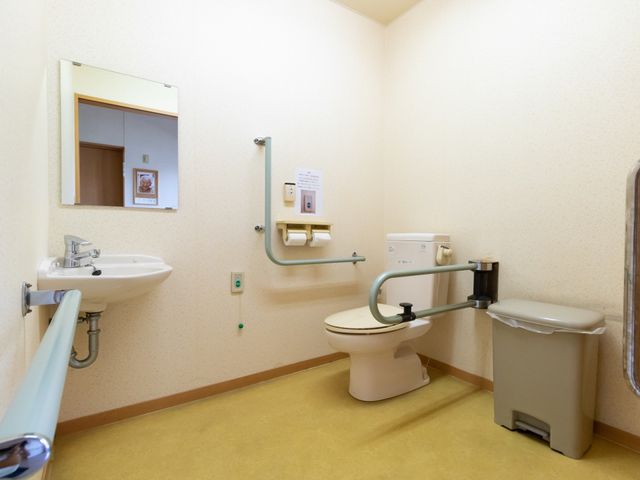 バリアフリー設計のトイレ