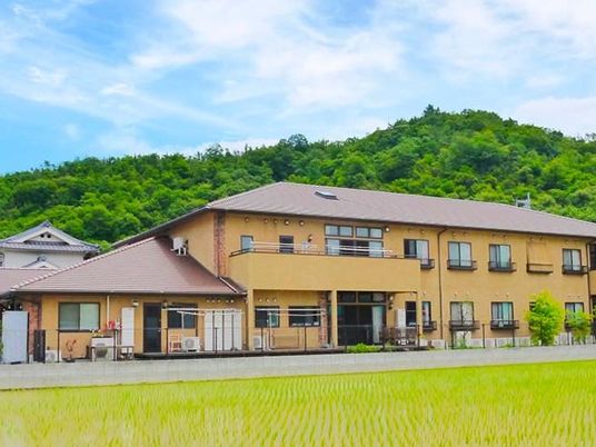 緑に囲まれた外観  