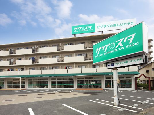 看板のある建物外観  