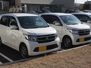 送迎車が並ぶ外観  