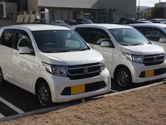 送迎車が並ぶ外観  