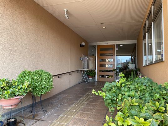 植物に囲まれた入口