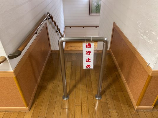 通行止めの廊下  
