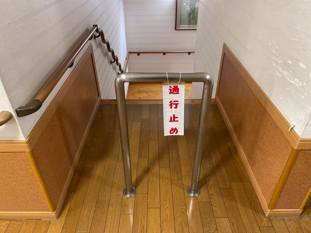通行止めの廊下 廊下   安全を確保するために、現在このエリアは通行止めになっています。スタッフでサポートします。
