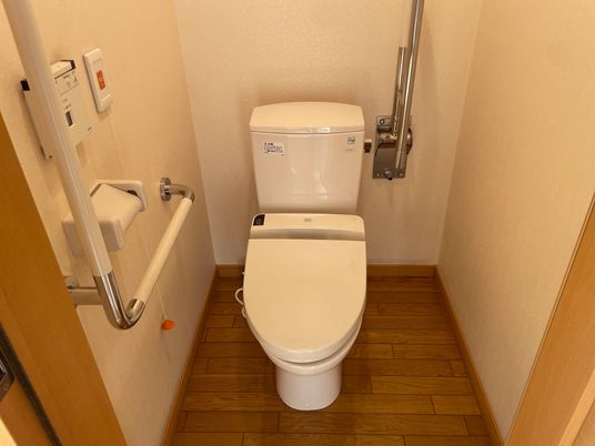 手すり付きのトイレ
