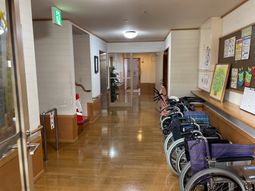 車椅子のある廊下