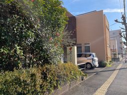 木々が囲む建物外観