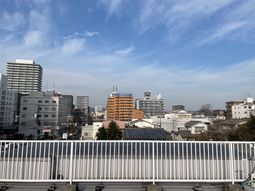 周辺の景色が見える施設の屋上  