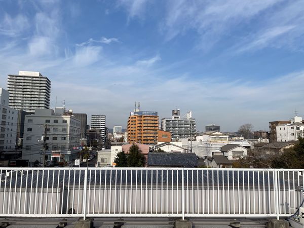 周辺の景色が見える施設の屋上  