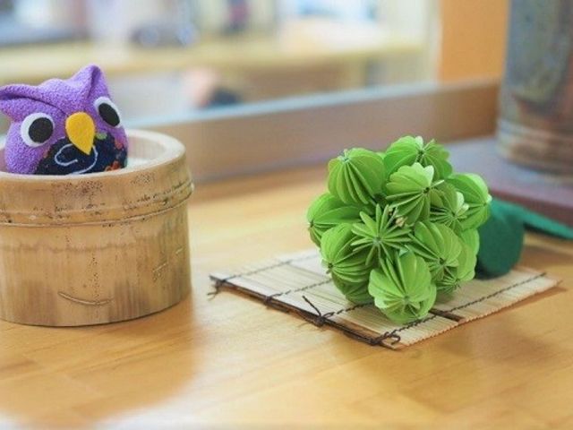 明るい居室での看護 居室 明るく落ち着いた居室で、ご入居者の日常のサポートを行うやりがいのあるお仕事です。