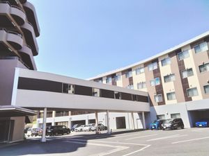 青空の建物外観  