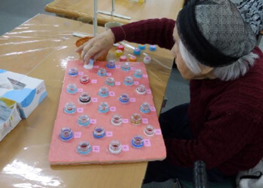 活動に参加する高齢者